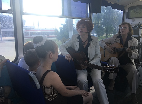Жители и гости Волгограда прокатились в музыкальном "Синем троллейбусе"