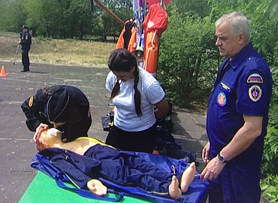 Юные волгоградские матросы-спасатели заставили дышать робота Гошу
