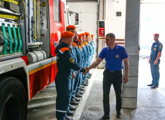 Инспекцию волгоградских пожарных провел заместитель министра МЧС России Владлен Аксенов