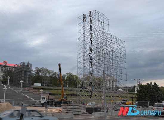 На Центральную набережную Волгограда завезли 70 тонн металлоконструкций
