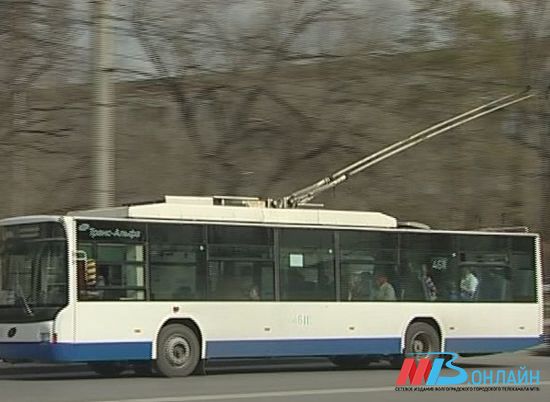 В Волгограде легковушка въехала в троллейбус