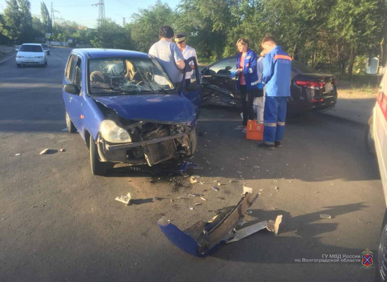 На волгоградской дороге 50-летний водитель не уступил дорогу 27-летнему коллеге