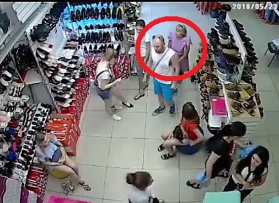 В Волжском буйный покупатель ударил продавца по лицу и скрылся
