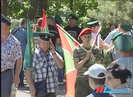 В Волгограде у памятника Чекистам встретились «люди в зеленых фуражках»
