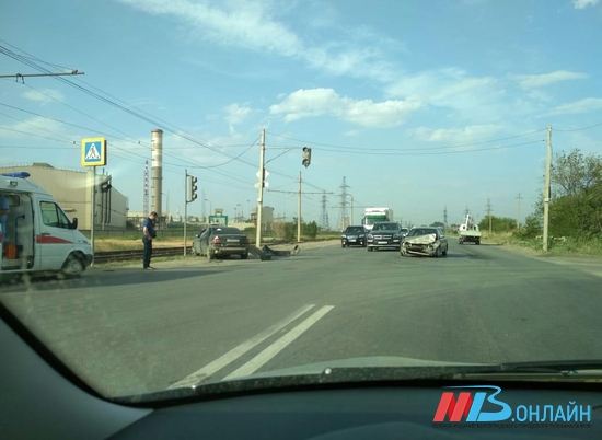 В городе-спутнике Волгограда светофор не помог избежать лобового столкновения