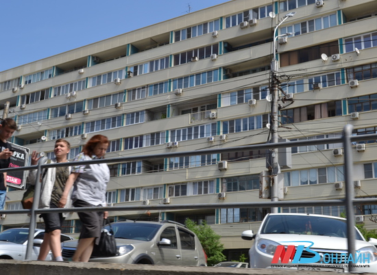 Волгоградцы и гости города будут ходить по новому тротуару на улице Краснознаменской