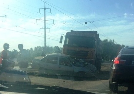 На юге Волгограда столкнулись два авто, перекрыв трамвайные пути