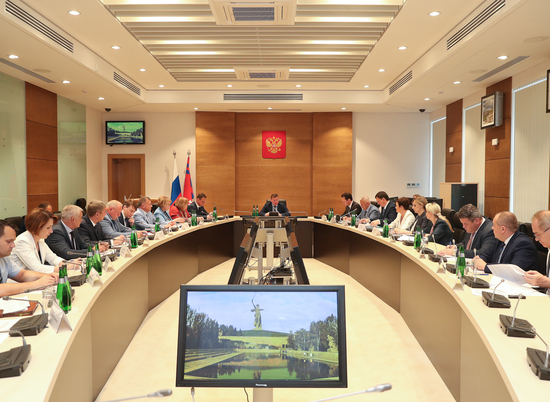 Губернатор Волгоградской области провел совещание по реализации майского указа президента