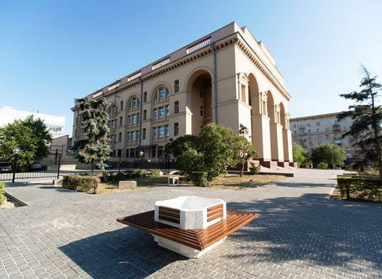 В Волгограде у Дома профсоюзов появились скамейки, размером с футбольные ворота