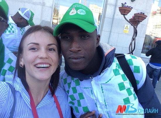 Болельщик из Нигерии подарил журналисту МТВ Анне Рябовой фанатскую кепку