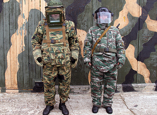 В Волжском примерят новейший защитный костюм сапера «Сокол» и испытают «Коршуна»