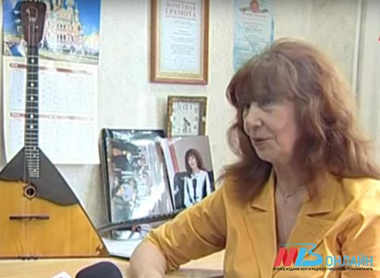 В Волгограде единственная женщина - преподаватель игры на балалайке отметила творческий юбилей