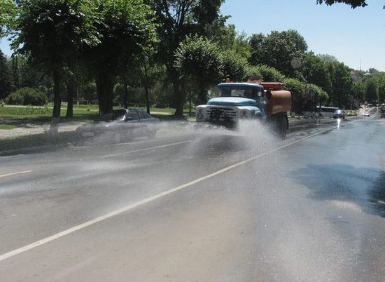 На волгоградские дороги уже вылили 600 кубометров воды