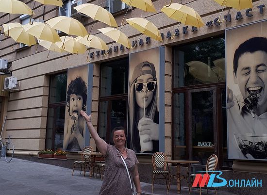 Волгоградская Мэри Поппинс нашла свое счастье под зонтиками на Аллее Героев