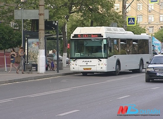 В Волгограде произошло столкновение автобуса № 55 и грузового автомобиля