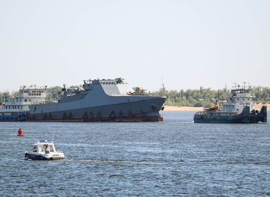 Мимо Волгограда по Волге пробуксировали уникальный военный корабль