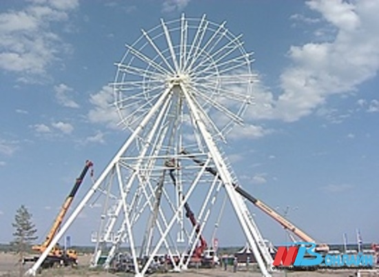 В Волгограде завершен монтаж круговой конструкции колеса обозрения в ЦПКиО