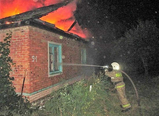 В Волгограде на острове Сарпинском сгорел дом