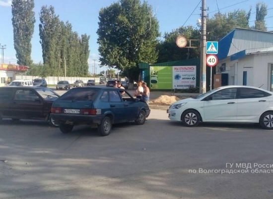 В Волгоградской области в тройном ДТП пострадал водитель «девятки»