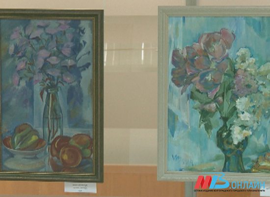 Выставку в формате «две в одной» открыли в библиотеке Волгограда