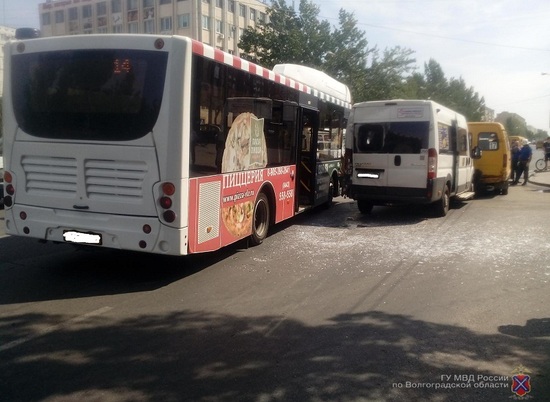 В Волжском водитель автобуса устроил массовое ДТП с пострадавшими