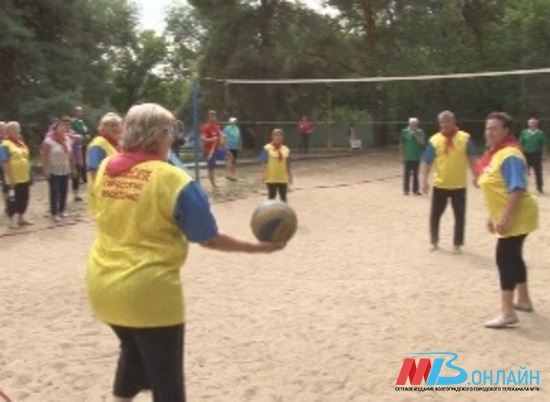 Волгоградские пенсионеры после волейбольной битвы собираются на дискотеку