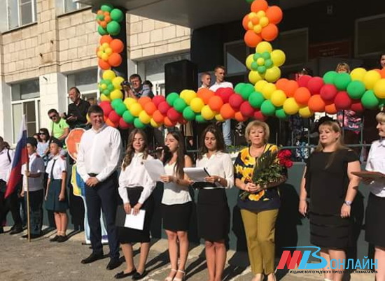 Руководство и депутаты Волгоградской облдумы поздравили школьников с началом учебного года