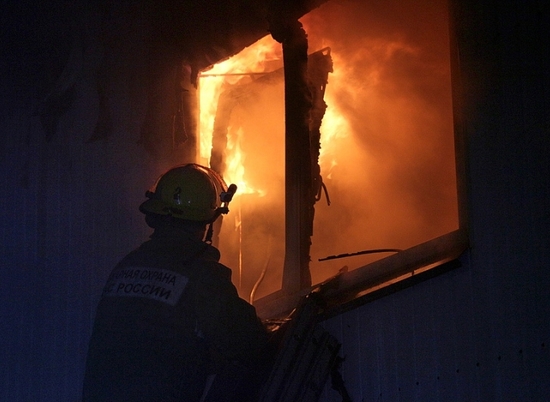 На севере Волгограда ночью сгорела четырехэтажка