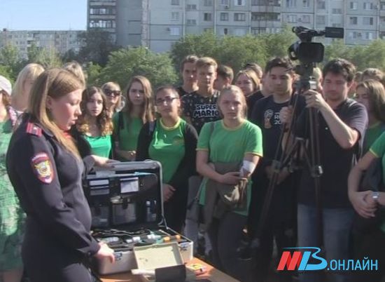 В Волгограде лицеистам показали что находится в чемодане криминалиста
