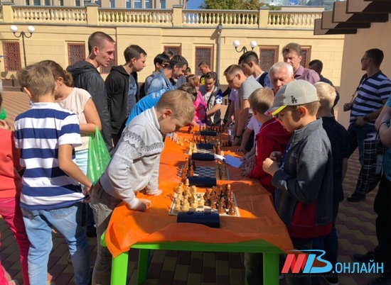 В Волгограде проходит уличный турнир по шахматам