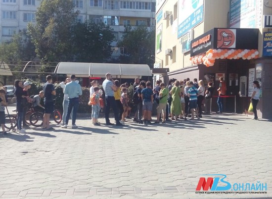 Волгоградские любители халявы провели выходной в очереди
