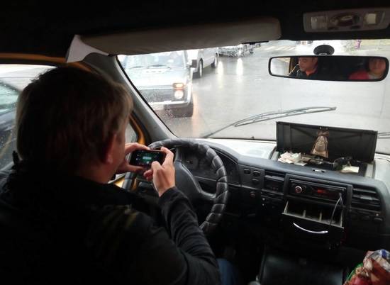 Волгоградцев удивил водитель маршрутки, игравший за рулем в покер на телефоне