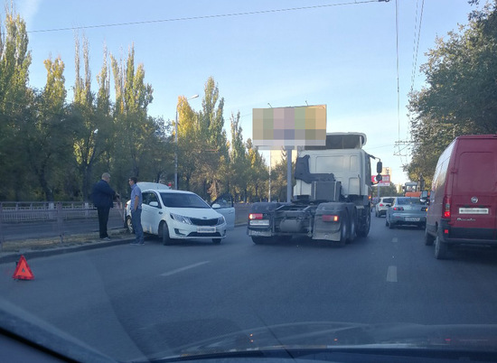 В Волгограде грузовик и иномарка собирают пробку на "Авангарде"