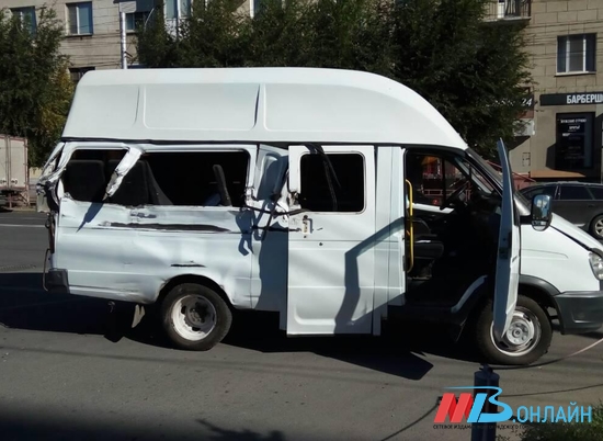 Грузовик распорол маршрутку с пассажирами в Волгограде