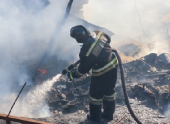 Полыхающий мусоросборник едва не убил жителей девятиэтажки в Волгограде