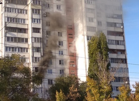В Тракторозаводском районе в одной из многоэтажек горит квартира.