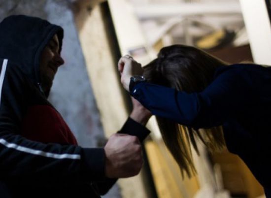 В Волгограде рецидивист угрожал женщине пистолетом ради 1000 рублей