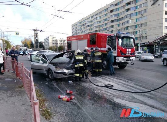 Автомобиль в центре Волгограда загорелся прямо на ходу