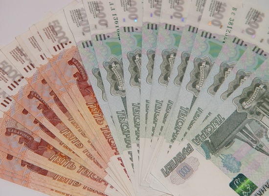 Директор отделения связи в Волжском за год присвоила 500 тысяч рублей