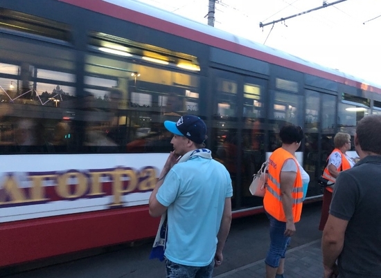 В Волгограде иномарка на скорости протаранила трамвай
