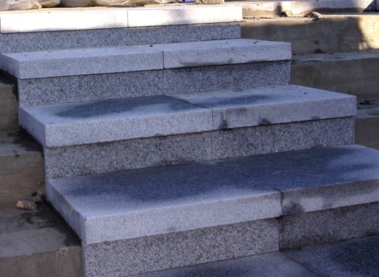 Пешеходную лестницу в пойму Царицы в Волгограде облицовывают гранитом