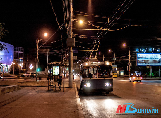 В Волгограде ищут лихача, из-за которого троллейбус едва не попал в ДТП