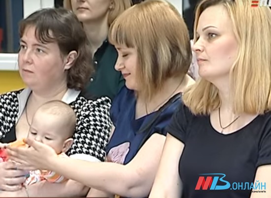 Почетные знаки «Материнская слава Волгограда» получат еще три многодетные мамы