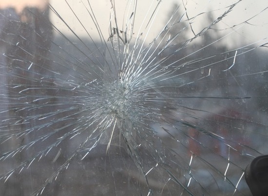 Волгоградец разбил кулаком лобовое стекло машины, загородившей проезд