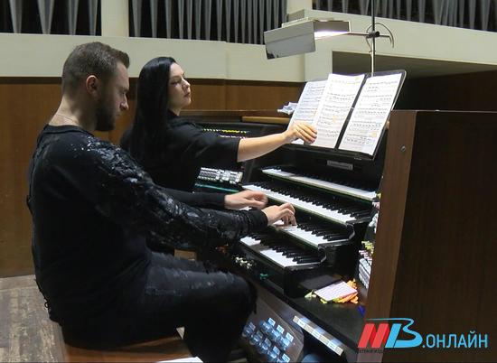Лука Гаделия готовится к органному концерту в Волгограде