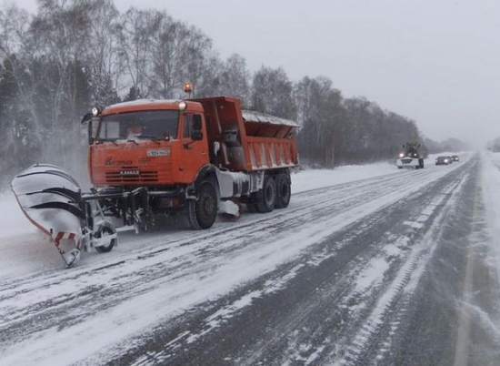 Трассы в Волгоградской области расчистили от снега 200 спецмашин