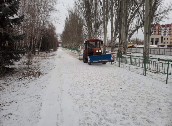 На улицах Волжского непрерывно продолжается уборка снега