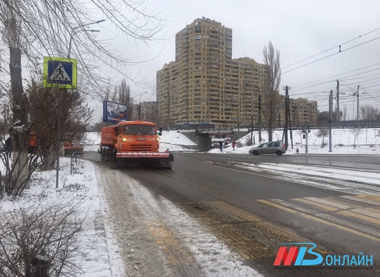Работы по расчистке волгоградских дорог от снега ведутся круглосуточно