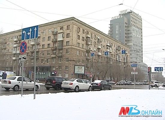 Первая зимняя рабочая неделя в Волгограде началась со снега и гололеда