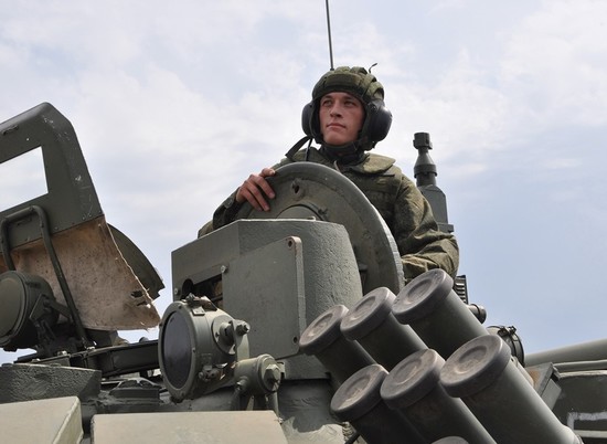 Волгоградским военнослужащим вручили оружие и боевые машины